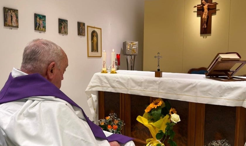 A primeira foto do Papa Francisco desde que foi internado no Hospital Gemelli em 14 de fevereiro. (Foto: Sala de Imprensa da Santa Sé)