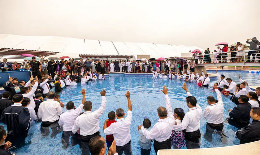 Novos crentes durante o evento batismal ao vivo em Tabasco, México. (Foto: Daniel Gallardo/Divisão Interamericana)