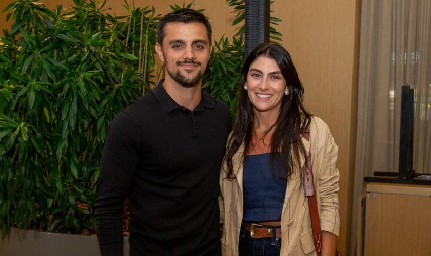 Felipe Simas e a esposa Mariana Uhlmann. (Foto: Paulo Tauil)