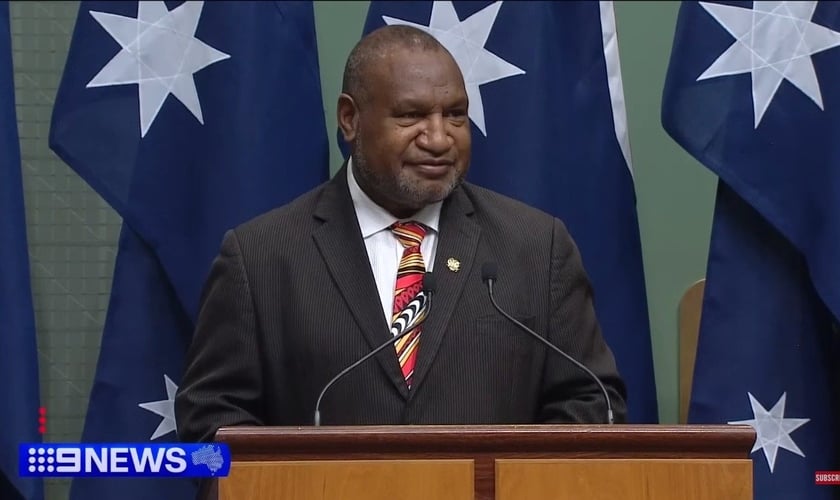 O Primeiro-ministro de Papua Nova Guiné. (Foto: Reprodução/YouTube/ 9 News Australia).