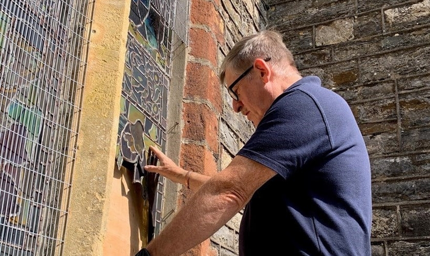 O reverendo Andrew Johnston avaliando os danos na igreja St Andrew's, Ashburton após um arrombamento em 2024. (Foto: Diocese de Exeter).