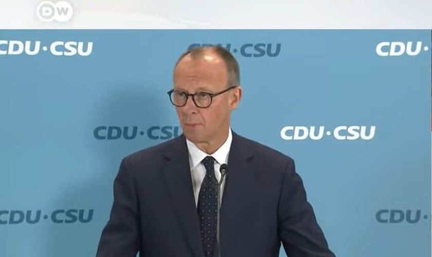 Friedrich Merz discursa após vitória nas eleições alemãs. (Captura de tela/ YouTube/DW News)
