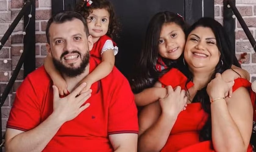O casal Paulo Almeida Júnior e Tatiane, junto às filhas, Maria Luiza e Melinda Rebeca. (Foto: Arquivo pessoal)