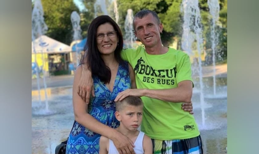 Mykola, Natalia e seu filho Maksym. (Foto: Facebook/Їх убила росія).