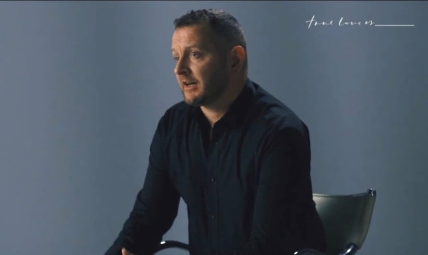 James Parker foi restaurado em sua identidade ao encontrar Jesus. (Foto: Reprodução/YouTube/truelove.is).