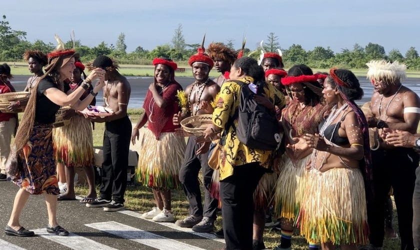 Cristãos papuas celebram tradução completa da Bíblia Ngalik. (Foto: Cortesia da MAF)