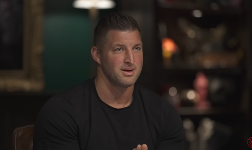 Tim Tebow. (Foto: Reprodução/YouTube/Shawn Ryan Show)