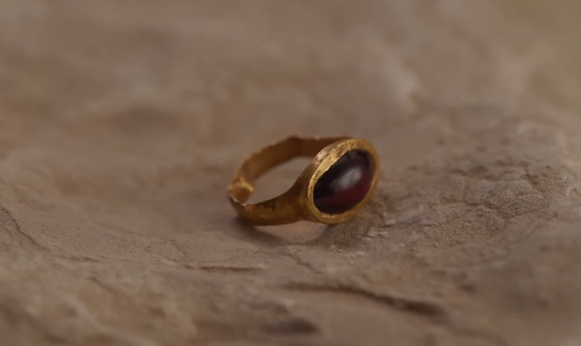 Esse é o segundo anel de ouro encontrado no sítio arqueológico da Cidade de Davi. (Captura de imagem/YouTube/All Israel News)