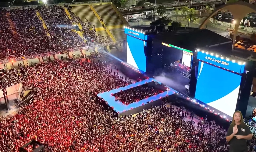 Público se reúne na Praça da Apoteose, no Sambódromo. (Captura de tela/YouTube/Silas Malafaia Oficial)