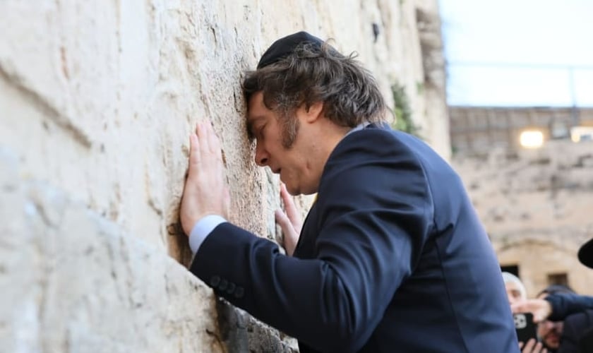 Javier Milei no Muro das Lamentações, em 2024. (Foto: Western Wall Heritage Foundation)