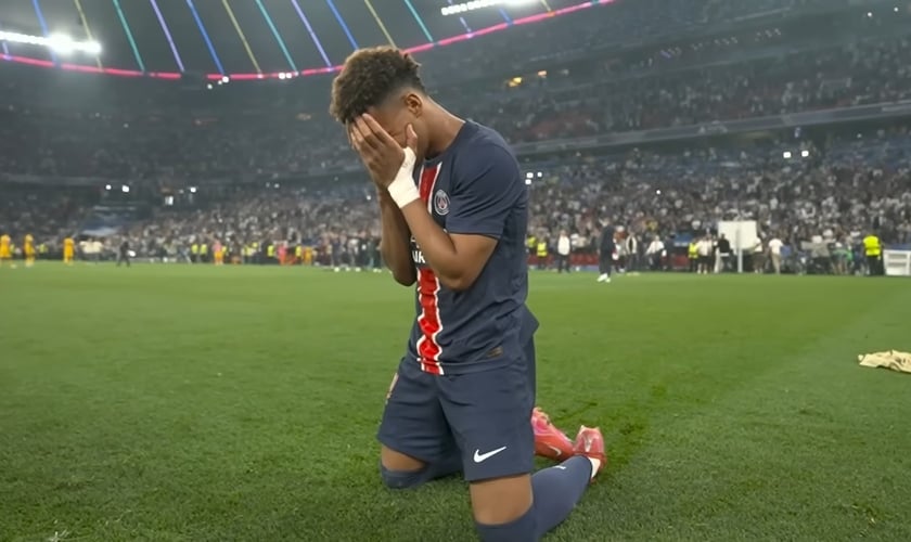 Désiré Doué e Senny Mayulu oraram de joelhos no campo. (Foto: Reprodução/YouTube/SBT Sports). 
