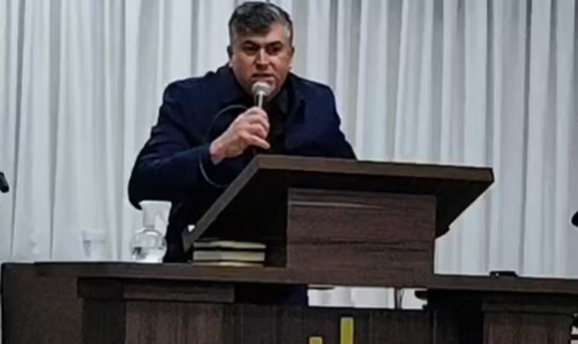 Pastor Sérgio Carvinho pregando antes de passar mal. (Foto: Reprodução/Redes sociais) 