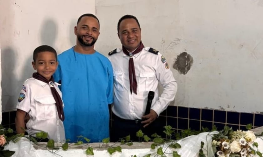 Gilson Teodoro foi batizado no tanque que construiu. (Foto: Notícias Adventistas).