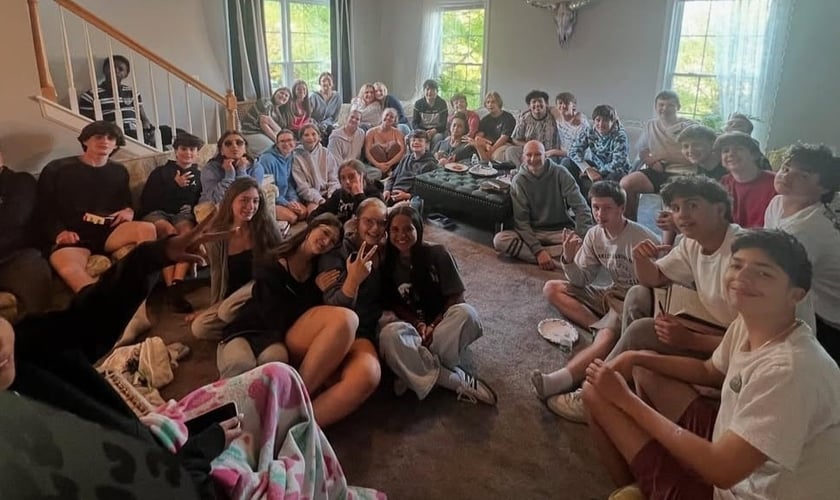 O que começou com poucos adolescentes se tornou em um grande grupo de estudo bíblico. (Foto: Reprodução/Instagram/Jessica Youngblood).