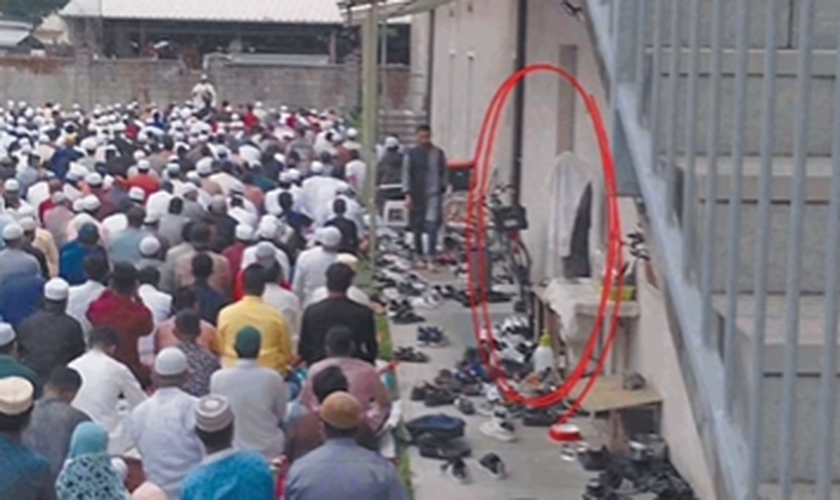 Os muçulmanos após cobrirem a imagem de Jesus. (Foto: Reprodução/Instagram/Ivan Kleber Fonseca)