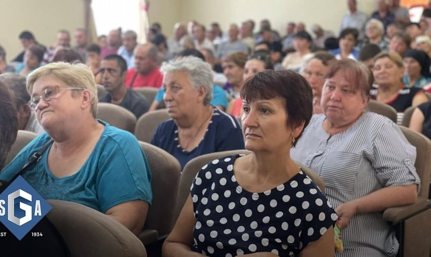 Membros de igreja evangélica na Ucrânia. (Foto: Slavic Gospel Association)