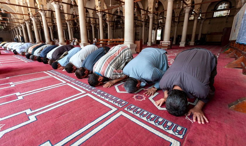 Homens egípcios participam da oração do meio-dia na Mesquita Amr ibn Al-Aas, no Cairo Antigo, Egito. (Foto: IMB).