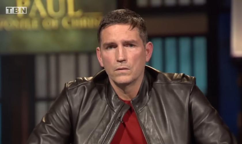 O ator Jim Caviezel em entrevista ao programa Praise, da rede cristã TBN. (Captura de tela/YouTube/Praise on TBN)