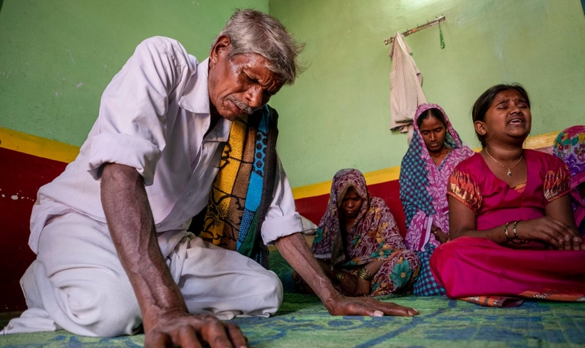 Homem indiano ora durante um culto em Bangalore, Índia. (Foto representativa: IMB)