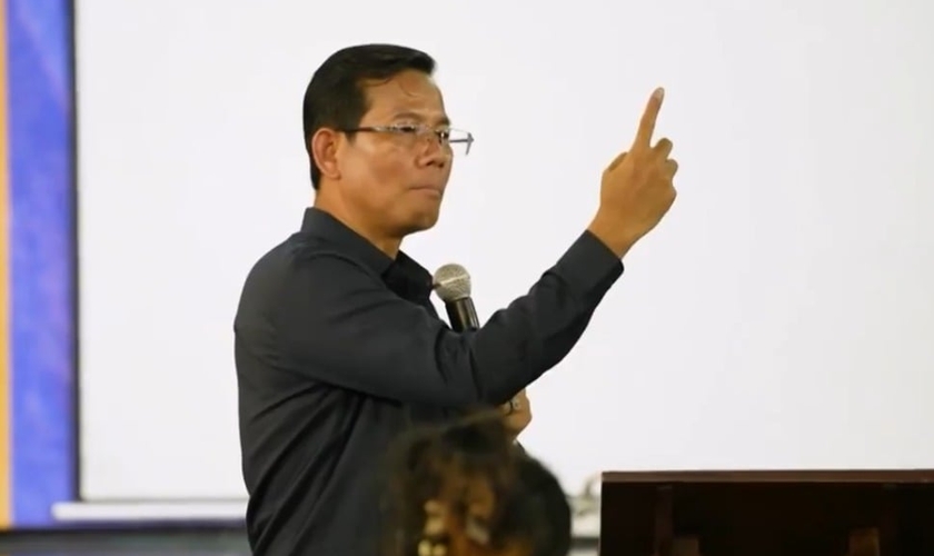 Hoje Khon Khan é pastor no Camboja. (Foto: Reprodução/CBN News).