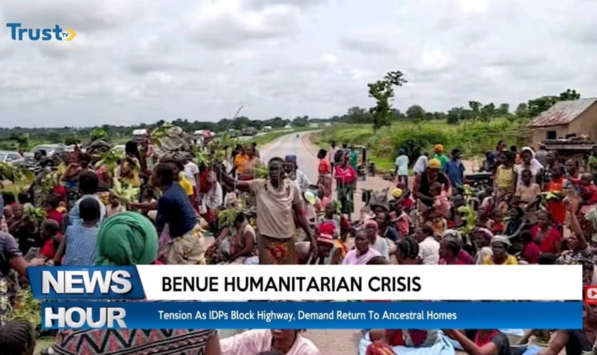 Os manifestantes denunciaram a falta de ação do governo contra terroristas fulani. (Foto: Reprodução/YouTube/TVC News Nigeria).