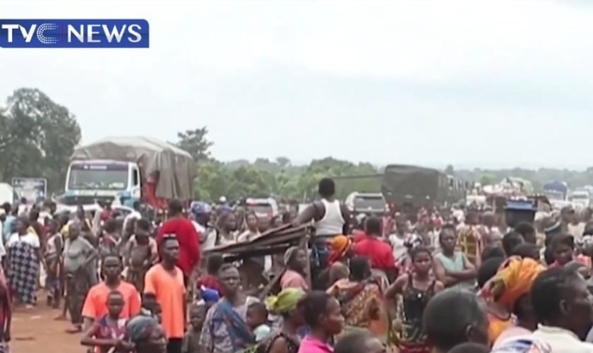 Os manifestantes denunciaram a falta de ação do governo contra terroristas fulani. (Foto: Reprodução/YouTube/TVC News Nigeria).