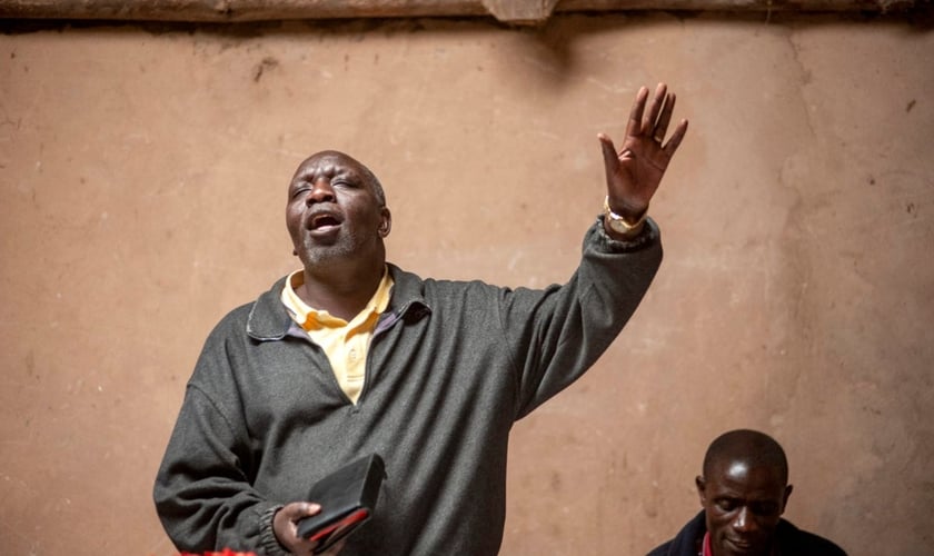 Um pastor Bafumbira ora durante um culto na Igreja Batista Ntamutindi em Kisoro, na República Democrática do Congo. (Foto ilustrativa: IMB)