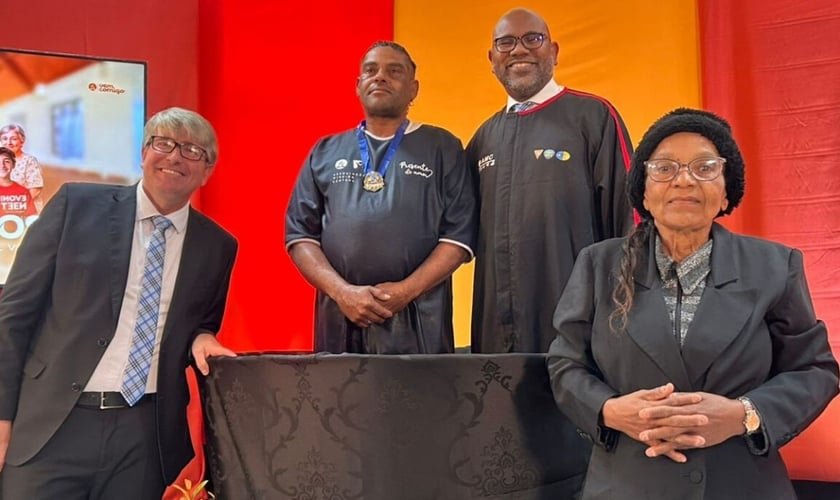 O batismo de Édison. (Foto: Reprodução/Notícias Adventistas)