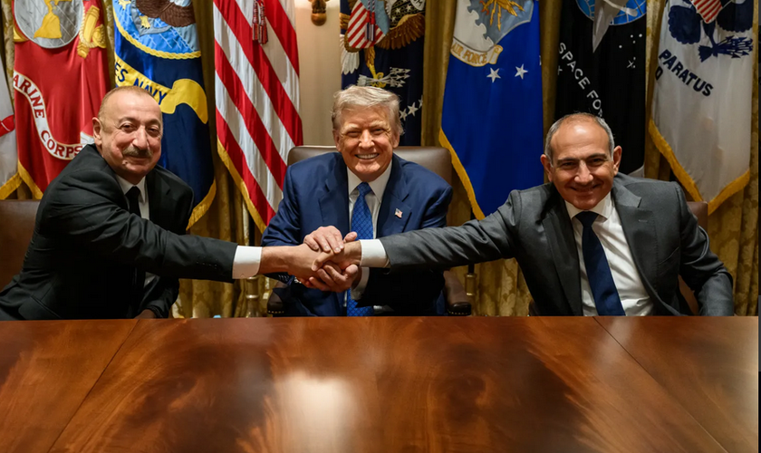 Donald Trump com Ilham Aliyev (à esq.) do Azerbaijão e Nikol Pashinyan da Armênia. (Foto: The White House)