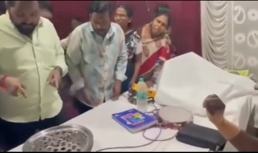 Radicais questionam o elemento da ceia, acusando falsamente o suco de uva de ser 'sangue'. (Captura de tela/Instagram/theobserverpost)