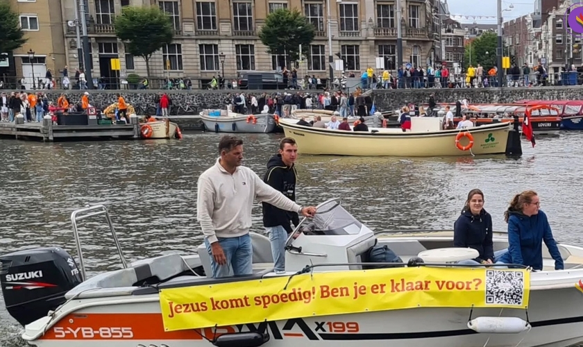 A equipe da Fundação Shofar evangelizou no evento marítimo Sail Amsterdam. (Foto: Instagram/Evangelisatie Sjofar).
