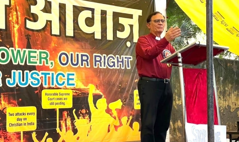 O Rev. Richard Howell discursa em manifestação contra a perseguição a cristãos em Nova Délhi. (Foto: Morning Star News)