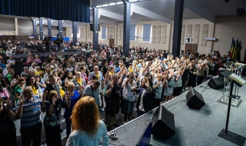 Centenas de pessoas se entregaram a Jesus. (Foto: Reprodução/Instagram/River Ministries)