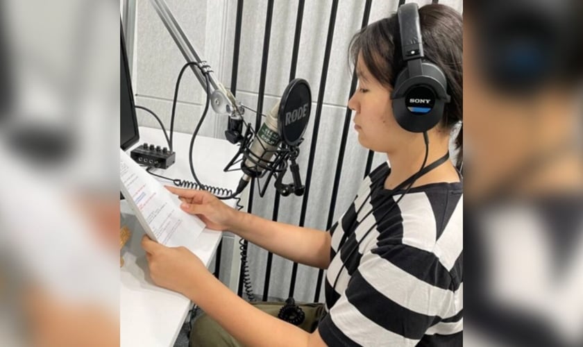 As transmissões de rádio são gravadas por locutores norte-coreanos. (Foto: Reprodução/Voz dos Mártires)