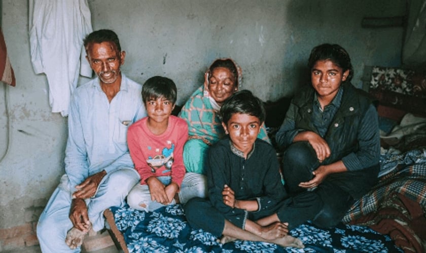 Uma das famílias resgatadas. (Foto: Reprodução/Global Christian Relief)