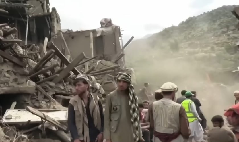 O terremoto no Afeganistão vitimou mais de 2.000 pessoas. (Foto: Reprodução/YouTube/NBC News).