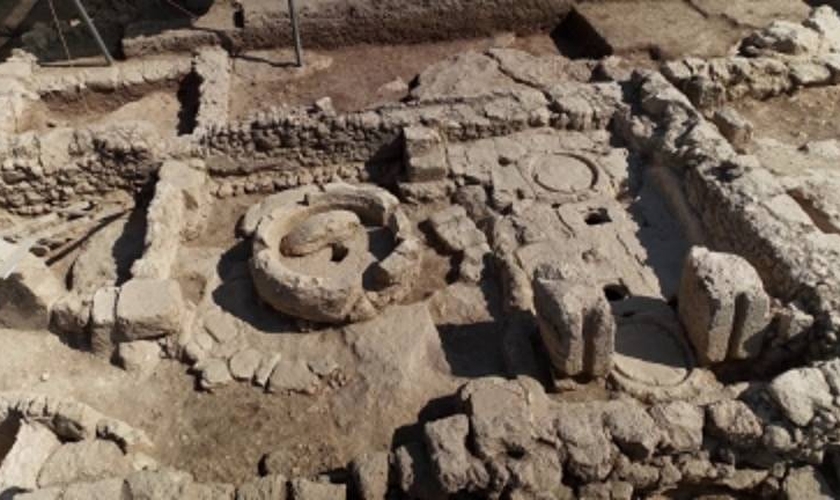 Um lagar para produção de azeite em condições ritualmente puras e um banho ritual adjacente (miqveh). (Foto: Emil Aladjem / Autoridade de Antiguidades de Israel)
