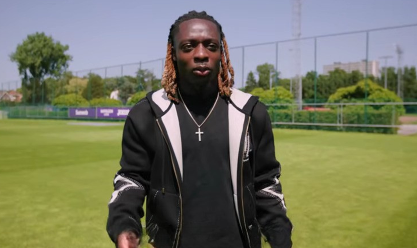 O jogador do Manchester City, Jeremy Doku. (Captura de tela / YouTube / Jeremy Doku Official)