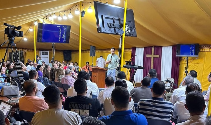 Willem Fiege pregou em um país perseguido do Oriente Médio. (Foto: Instagram/Willem Fiege).