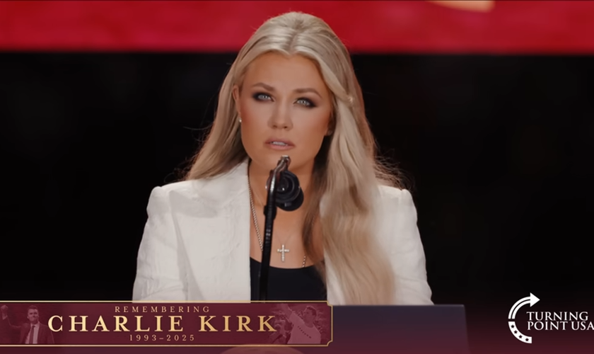 Erika Kirk durante seu discurso no funeral de Charlie Kirk, em Glendale, Arizona. (Captura de tela/YouTube/Turning Point USA)
