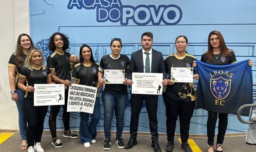 Equipe de futebol feminino Leoas CG recebe Moção de Apoio entregue pelo vereador Rafael Tavares (PL). (Foto: Luiz Gustavo/Câmara Municipal de Campo Grande)