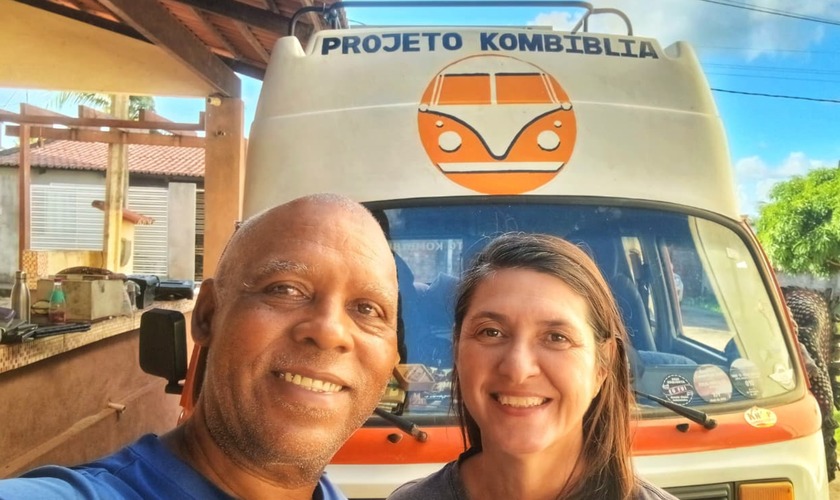 Roberta e Eliel Marins, do Projeto Kombíblia. (Foto: Projeto Kombíblia)
