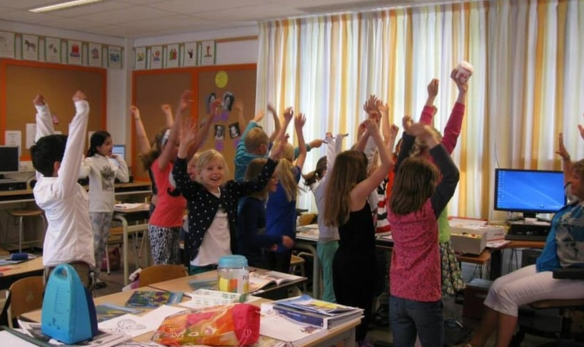 Os alunos na sala de aula. (Foto: Reprodução/Facebook/PCBS De Parel)