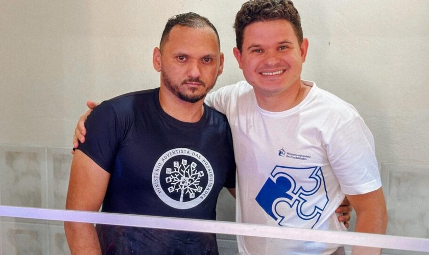 Antônio e o pastor José. (Foto: Reprodução/Notícias Adventistas)