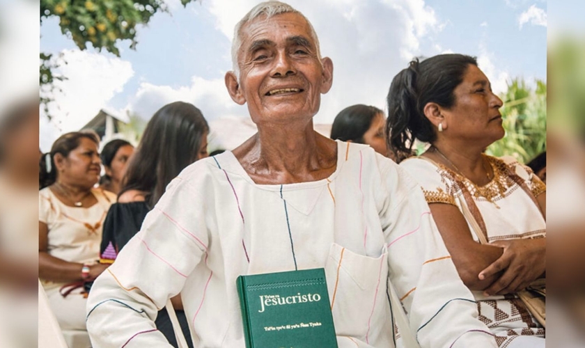 Idoso com a Bíblia em sua língua. (Foto: Ilustração/Christian Aid Mission)
