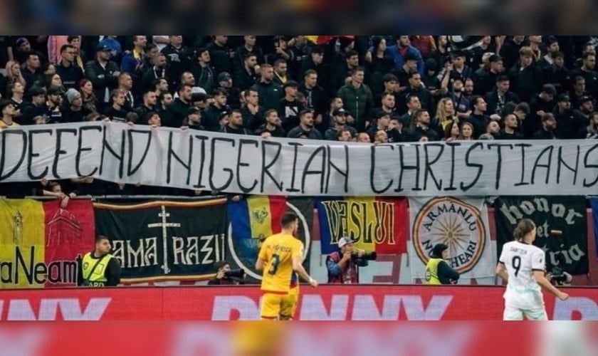 A torcida romena pediu o fim do genocídio de cristãos na Nigéria. (Foto: Reprodução/X/Casual Ultra Official). 