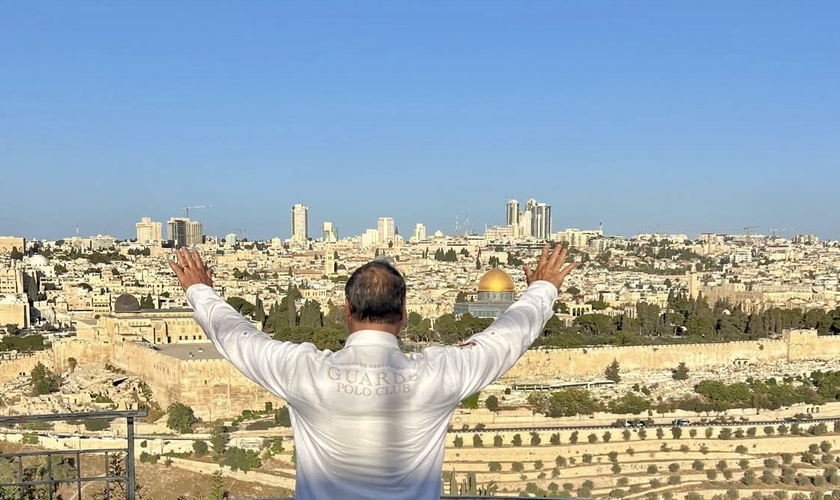 Joel Engel orando por Jerusalém. (Foto: Ministério Engel)