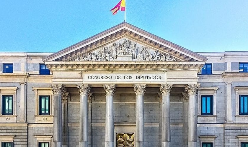 Fachada do Congresso dos Deputados, sede do Parlamento espanhol em Madri, onde tramita a proposta de incluir o aborto como direito constitucional. (Foto: Julian David Perez Del Basto/Creative Commons)