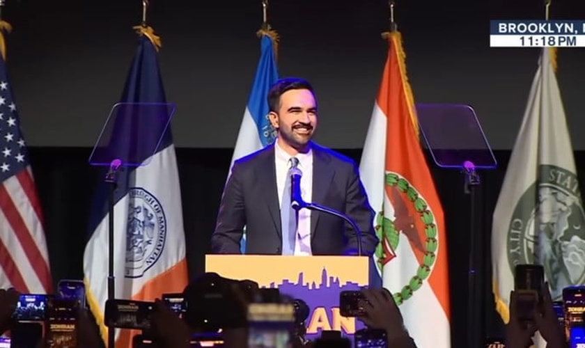 Zohran Mamdani celebra vitória em Nova York durante discurso em Brooklyn. (Captura de tela/YouTube/ABC News)