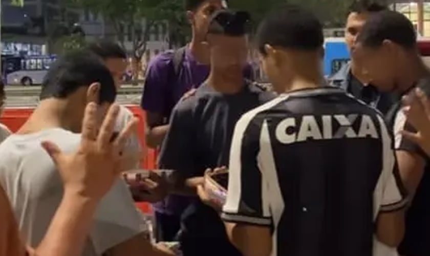 O grupo de jovens pregou na fila do Rock in Rio. (Foto: Reprodução/Instagram/JOCUM Carioca/FLUIR).